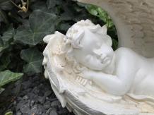 Ange dormant dans ses ailes - statue en polystone - 38 cm