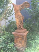 Engel - Nike - auf Sockel - Steinstatue - 165 cm - Oxid