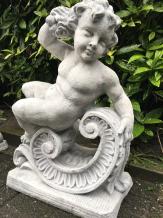 Ange couché - ressort sur boucle - statue en pierre - 81 cm