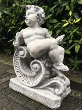 Liggende engel - zomer op krul - stenen beeld - 81 cm