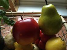 Echt aussehender Apfel und Birne, Heimdekoration
