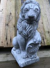 Zittende leeuw - stenen dierenbeeld - 41 cm - klassiek