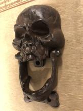 Crâne marron en fonte comme heurtoir de porte