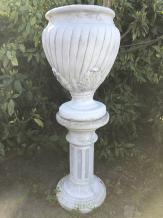 Schöne große Vase-Krug-Blumentopf auf Sockel, voll von Stein. Wunderschön!