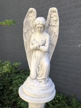 Knielende engel - stenen beeld - 143 cm - op sokkel