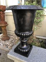 Schweres Pflanzgefäß oder Vase aus Gusseisen, schwarze Gartenvase