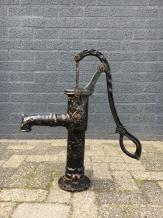 Altmodische Wasserpumpe, massives Gusseisen, schwarz