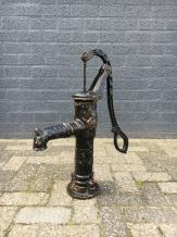 Altmodische Wasserpumpe, massives Gusseisen, schwarz
