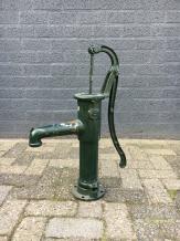 Altmodische Wasserpumpe, massives Gusseisen, grün