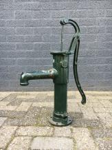 Altmodische Wasserpumpe, massives Gusseisen, grün