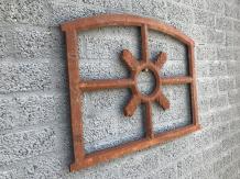 Fenêtre classique et stable, fenêtre en fonte comme décoration