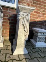 Säule mit griechischem Schlüsselmotiv und Stoff - Stein - 79 cm