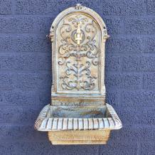 Wandbrunnen, Waschbecken aus Gusseisen grün-rostig.