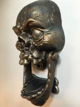Crâne de bronze en fonte comme heurtoir de porte