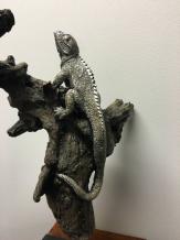 Lézard électrique argenté peint dans l'arbre, magnifique