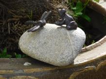 Libelle und Frosch - auf Felsbrocken - Gusseisenstatue - 16 cm