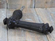 1 Schöner schwerer Türgriff aus antikem Eisen, Farbe braun.