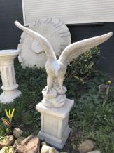 Schöner Adler auf Steinsockel