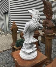 Sitzender Adler auf Felsen - Steinstatue - 70 cm - klassisch
