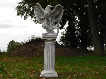 Aigle sur piédestal – 127 cm – décoration en pierre – unique