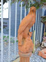 Sitzender Adler - auf Sockel - 99 cm - klassische Dekoration