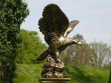 Aigle volant - polystone - 57 cm - or/noir