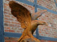 Fliegender Adler - Steinstatue - 120 x 140 cm - Oxid