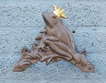 Froschkönig mit goldener Krone - Gartenschlauchhalter aus Gusseisen