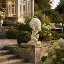 Tuinbeeld Atlas met wereldbol - klassiek figuur - oud wit