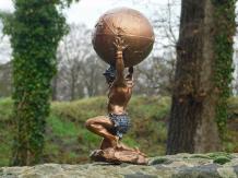 Statue Atlas, mythologie grecque, figure mythique, polystone, aspect bronze