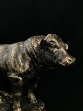 Une belle statue de taureau en fonte