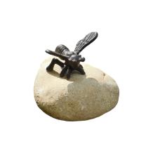 Bij - op kei - 11 cm - bruin/zwart - gedetailleerd