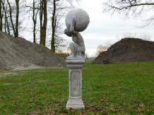 Atlas auf Podest - Stein - 135 cm - klassisch weiß - im Detail