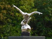 Statue ''Balance'' en céramique, finition chromée