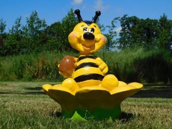 Skulptur „Biene mit Blumenkasten“ – 50 x 40 cm – Polystone