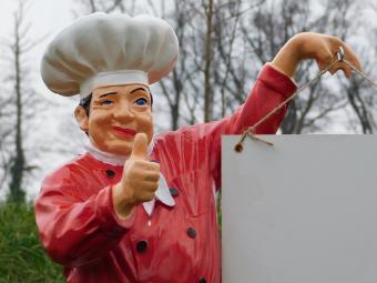 Chefkok met bord - polystone beeld - 75 cm - in kleur