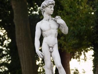 David sur un piédestal – 88 cm – statue en pierre – design classique