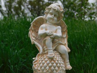 Engel auf Kugel - Polystone-Statue - 38 cm - rustikales Finish