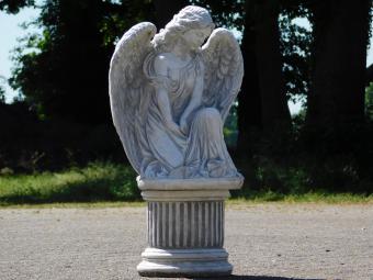 Statue Engel auf rundem Sockel - 73 cm - Stein