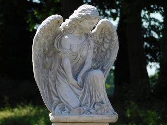 Statue Engel auf rundem Sockel - 73 cm - Stein
