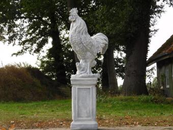 Gartenfigur „Hahn XL“ auf Sockel – 112 cm – Tierfigur aus Stein mit Säule