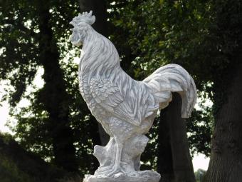 Gartenfigur „Hahn XL“ auf Sockel – 112 cm – Tierfigur aus Stein mit Säule