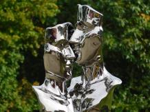 Statue ''Couple qui s'embrasse'' en céramique, fini chrome