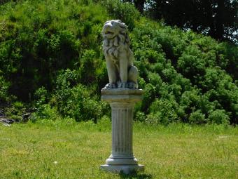 Löwenskulptur auf Sockel – 104 cm – Stein