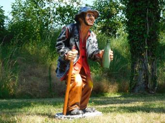 Skulptur „Alter Mann mit Spazierstock und Trinkflasche“ – 90 cm – Polystone