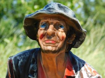 Skulptur „Alter Mann mit Spazierstock und Trinkflasche“ – 90 cm – Polystone