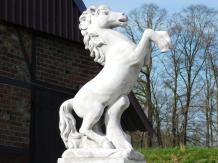 Pferd - auf Sockel - Tierstatue aus Stein - 160 cm - klassisch