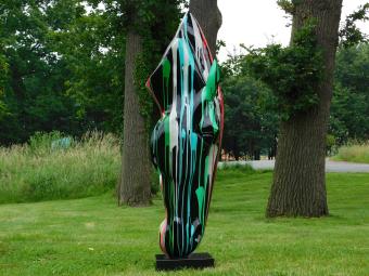 XL-Pferdekopf-Kunstskulptur auf Sockel – 152 cm – Polystone – Modernes Design