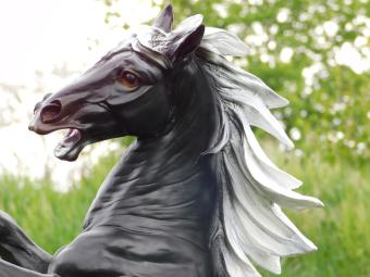 Steigerend paard - polystone beeld - 90 cm - zwart/wit