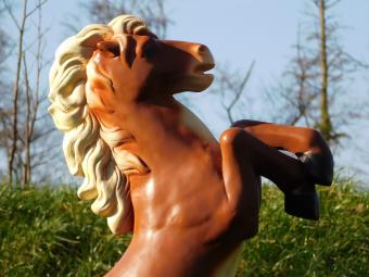 Aufbäumendes Pferd - Polystone - 80 cm - braune Farbe